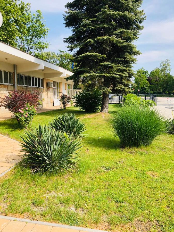 Napsugar Club Es Panzio Bed & Breakfast Fonyod Bagian luar foto