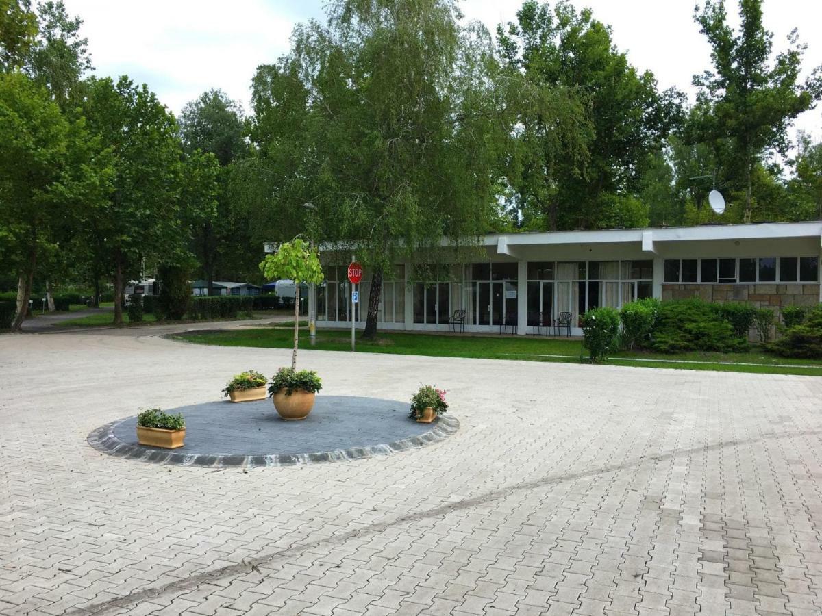 Napsugar Club Es Panzio Bed & Breakfast Fonyod Bagian luar foto
