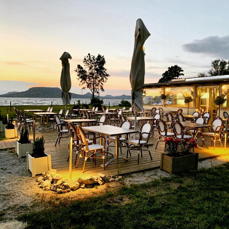 Napsugar Club Es Panzio Bed & Breakfast Fonyod Bagian luar foto